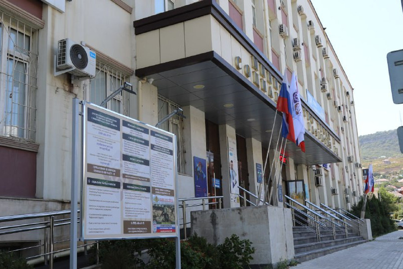 У здания Министерства труда и социального развития Республики Дагестан установлен информационный стенд